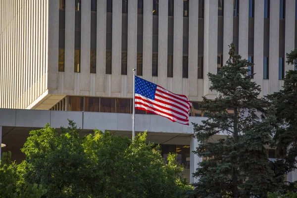 Bandeira americana soprando corajosamente no vento — Fotografia de Stock