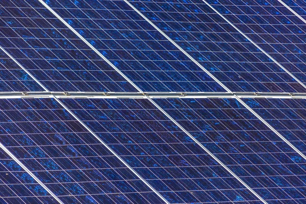Закрытие солнечных батарей в сетке в солнечный день — стоковое фото