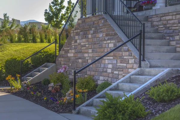 Escaleras dobles a la entrada de una casa de estilo cabaña — Foto de Stock