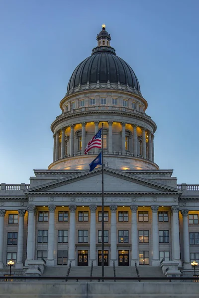 Framsidan av Utah State Capital building på twilight — Stockfoto