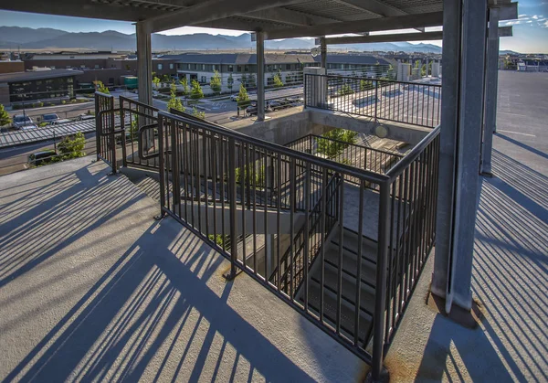 Escalera de sombras al final de la tarde en el garaje — Foto de Stock