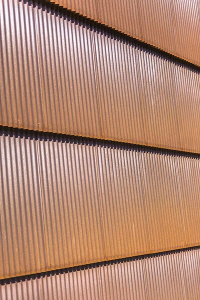 Металлические панели сбоку от здания на солнце — стоковое фото