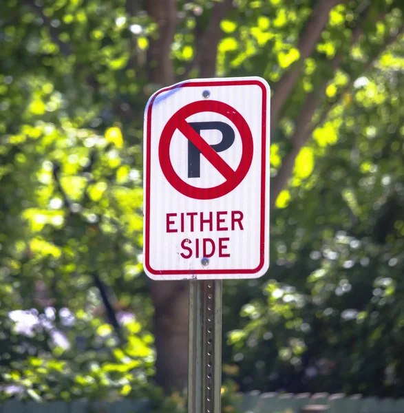 Pas de parking de chaque côté signe — Photo