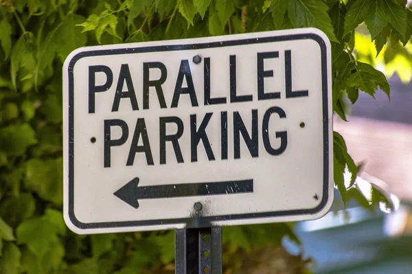 Párhuzamos parkolás jele az utcán — Stock Fotó