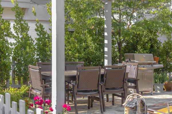 Patio chairs and BBQ outside — Stock Photo, Image