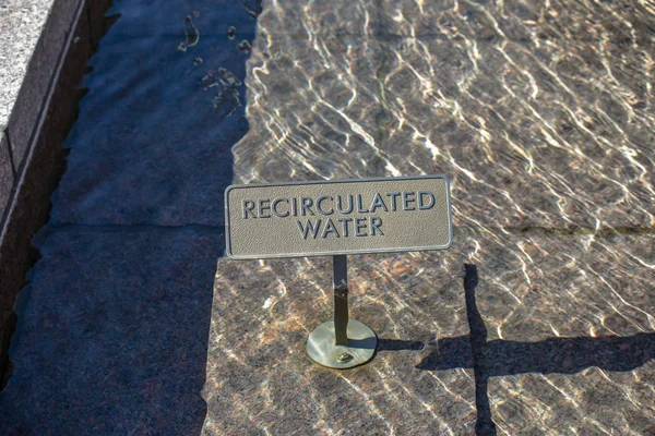 Рециркулирующий водный знак в пруду — стоковое фото