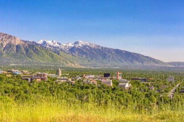 Salt Lake City sayısı binalar ve çim ile