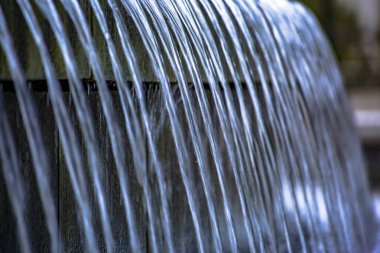 Su çeşme çok düşen akarsu ile