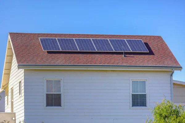 Солнечные панели на модели дома в Рассвет — стоковое фото