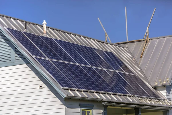 Güneşli bir çatıda güneş panelleri — Stok fotoğraf