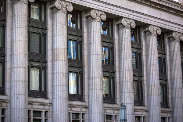 Columnas de piedra vistas en el edificio estoico — Foto de Stock