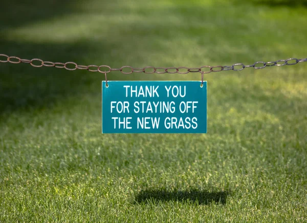 Gracias por mantenerse alejado del nuevo letrero de hierba — Foto de Stock