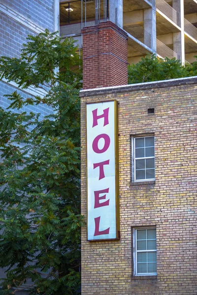 Vertikala hotel logga på sidan av bulding downtown — Stockfoto