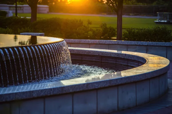 Fuente de agua al atardecer — Foto de Stock