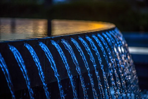 Vodní fontána detail střílel na twilight — Stock fotografie