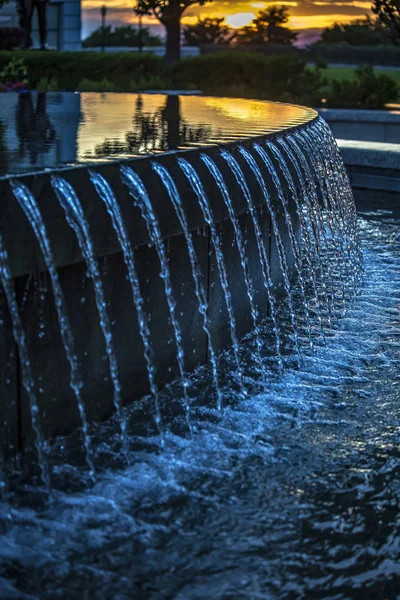 Fonte de água com jatos de água caindo — Fotografia de Stock