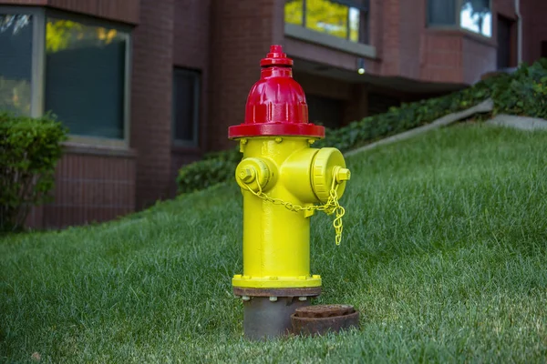 Hidrante de fuego amarillo y rojo en el centro — Foto de Stock
