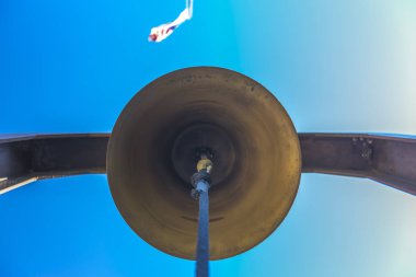 Bell ve hükümet binası dışında bayrak