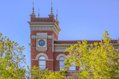 Binanın köşesindeki Saat Kulesi