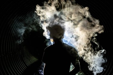 Adam sol wth duman bakan