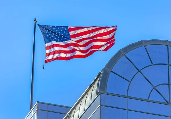 Bandera americana soplando en el viento en la construcción — Foto de Stock