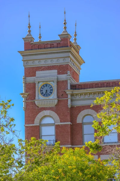 Kırmızı tuğla bina Saat Kulesi