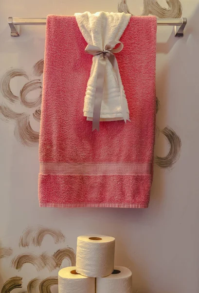 Decorative towels and paper in luxury bathroom — Stock Photo, Image