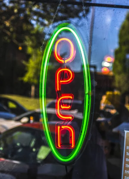 Zelené a červené otevřít sign neon — Stock fotografie