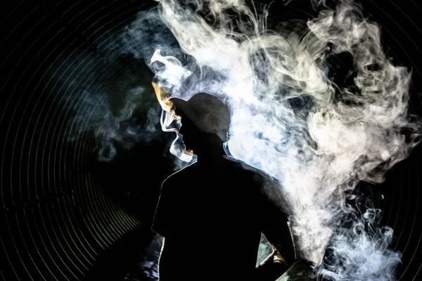 Adam siluet dumanlı