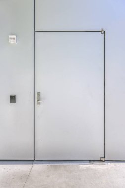 Sokaklarda görülen düz güvenlik kapısı