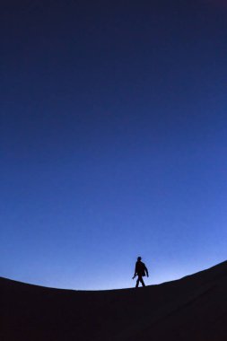 Kum tepeleri erkekte serüven dolu bir siluet