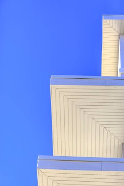 Mavi gökyüzü ile beyaz mimari detaylar