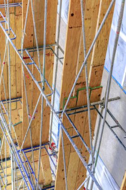 İskele metal ile ev üzerinde ahşap plakalar