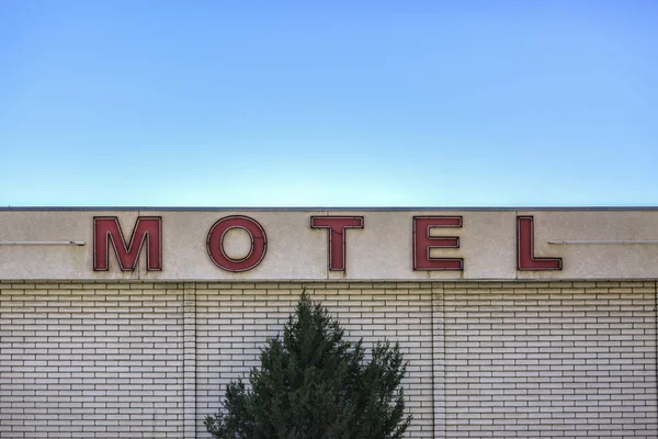 Motel skylt med himmel och träd — Stockfoto