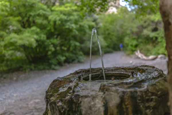Naturliga dricksvattenfontän från våren på vandring — Stockfoto