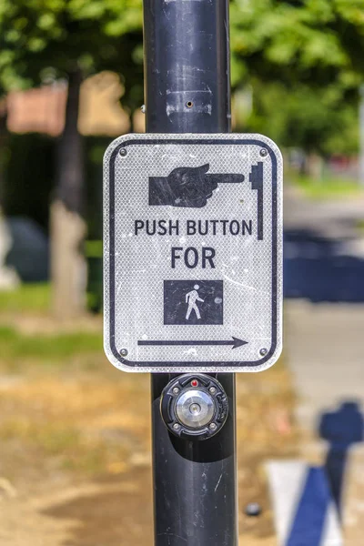 Druckknopf für Zebrastreifen-Schild in provo — Stockfoto