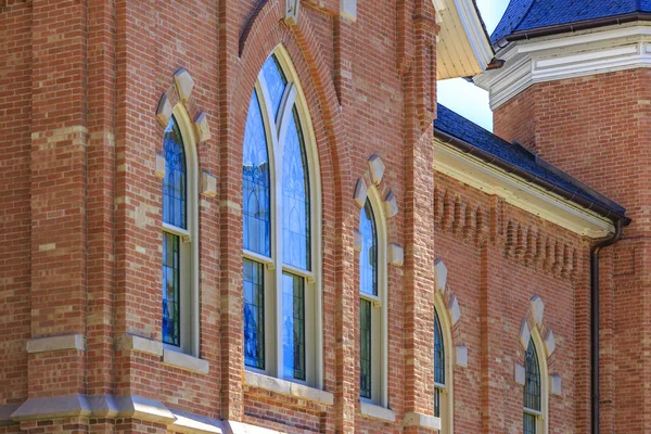 Kırmızı tuğla ve dekoratif windows