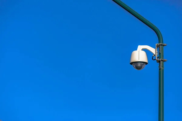 Câmera de segurança que vê 360 no poste de luz — Fotografia de Stock