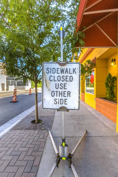 Trottoir gesloten gebruik de teken van andere zijde — Stockfoto