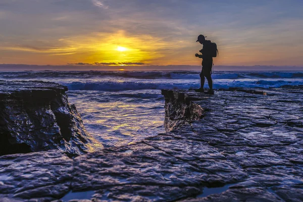 Silhouette mannen med kameran på kusten — Stockfoto