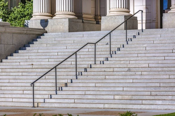 Лестницы, ведущие к зданию правительства — стоковое фото