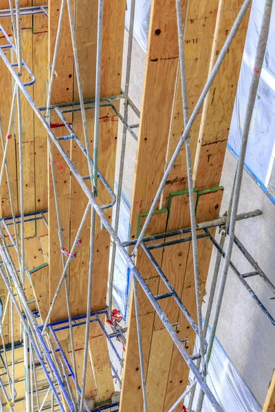 İskele metal ile ev üzerinde ahşap plakalar