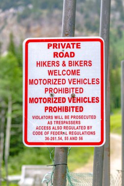 Hoş geldiniz işareti yürüyüşçü ve bisikletçileri ile özel yol