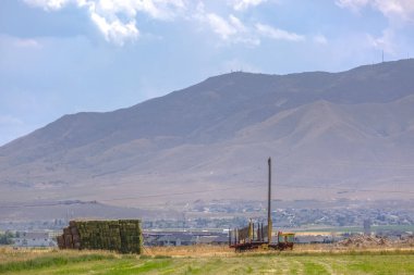Haystacks dağlar ve kırık aşağı kamyon