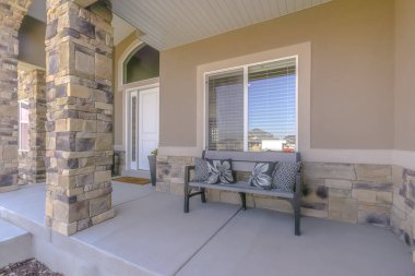 Yastık üzerinde bir sundurma ile tezgah