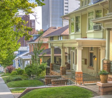 Şehir manzarasının arkasında Salt Lake'de Konut Evleri