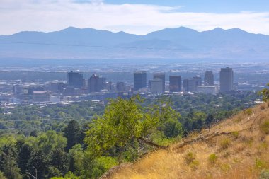 Salt Lake city ile ön plan tepeler ve dağlar