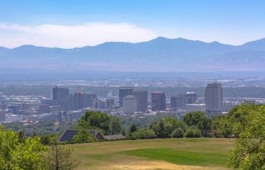 Salt Lake City şehir arkada ile güneşli alan