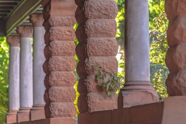 Sütun tarihi bir binanın üzerine iki tür