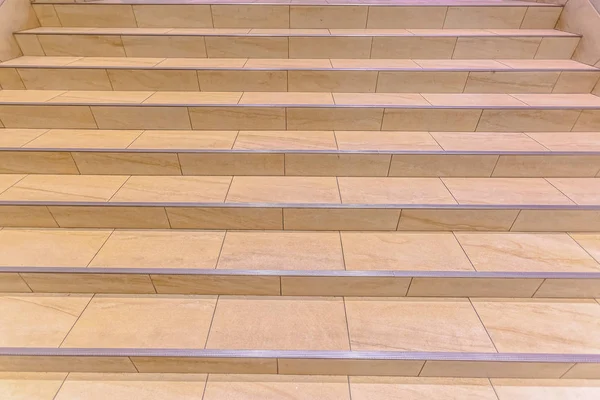 Otel lobi alanında mermer merdiven — Stok fotoğraf